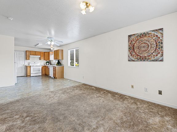 3rd image of 438 W Plum Pl