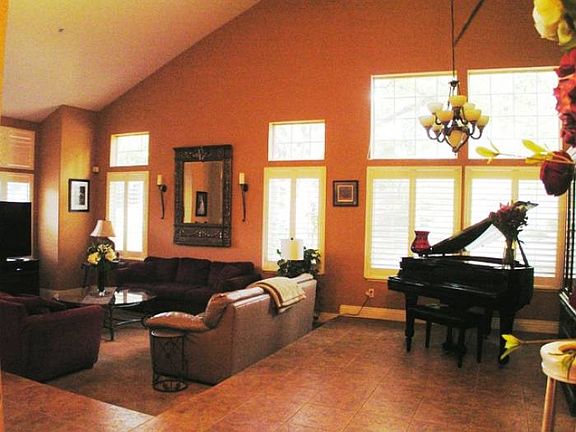 Living/dining combo room