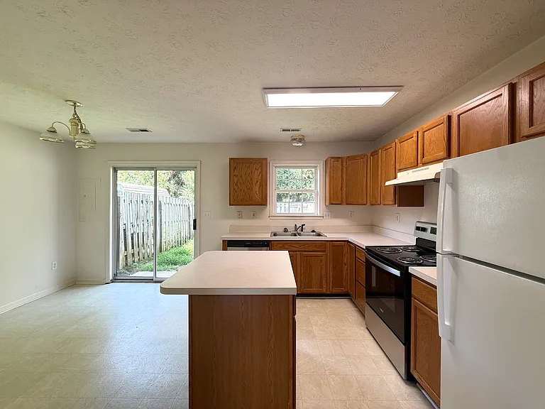 9906 Warwick Pl — Photo 6