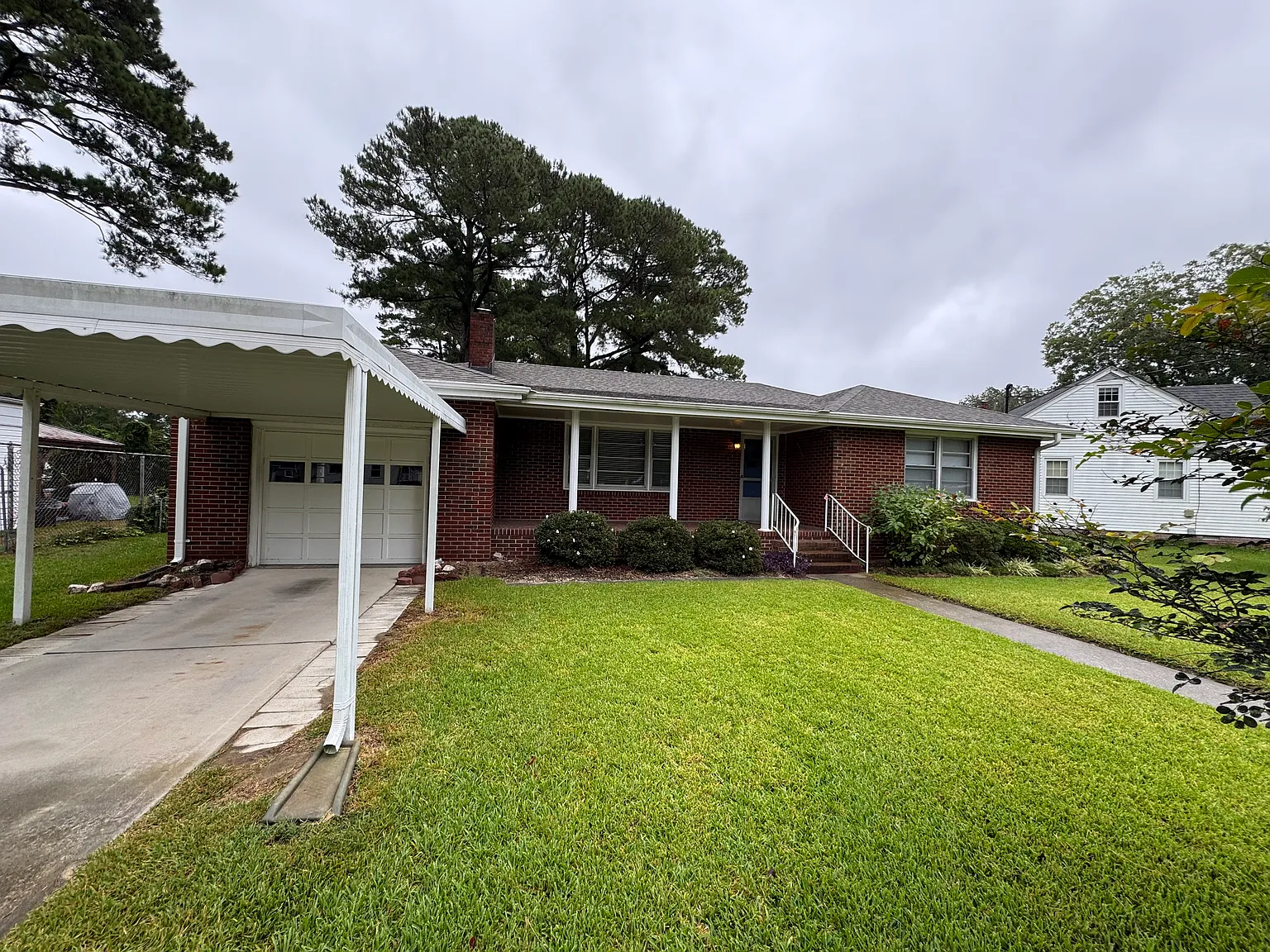 3 bed, 1.5 bath, 1400 sqft, $2,000 — Photo 3