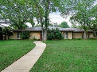 210 Creekwood Dr, Lancaster, TX 75146