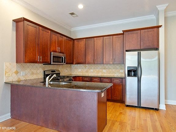 3rd image of 4651 N Greenview Ave #2346650