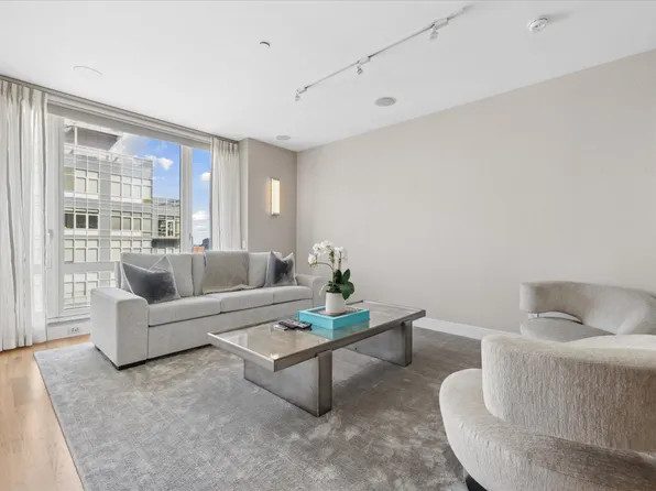 250 East 53rd Street 3303 image 2 of 11