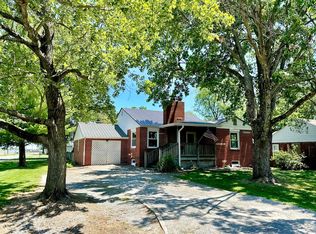 723 Emory St, Flora, IL 62839