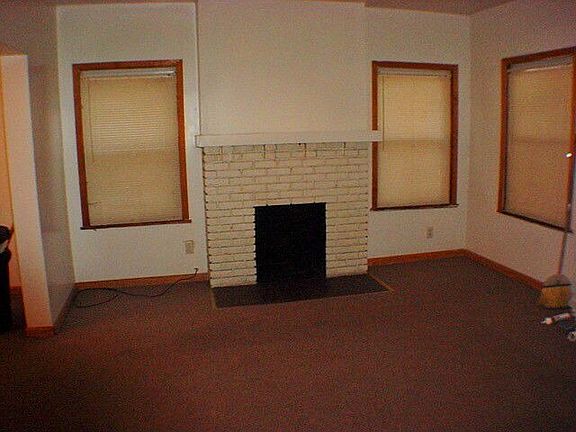 Living room w/fireplace