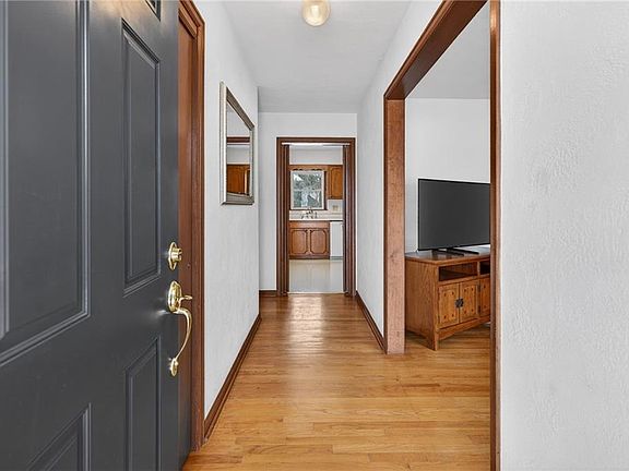 4th image of 542 Maple Ave