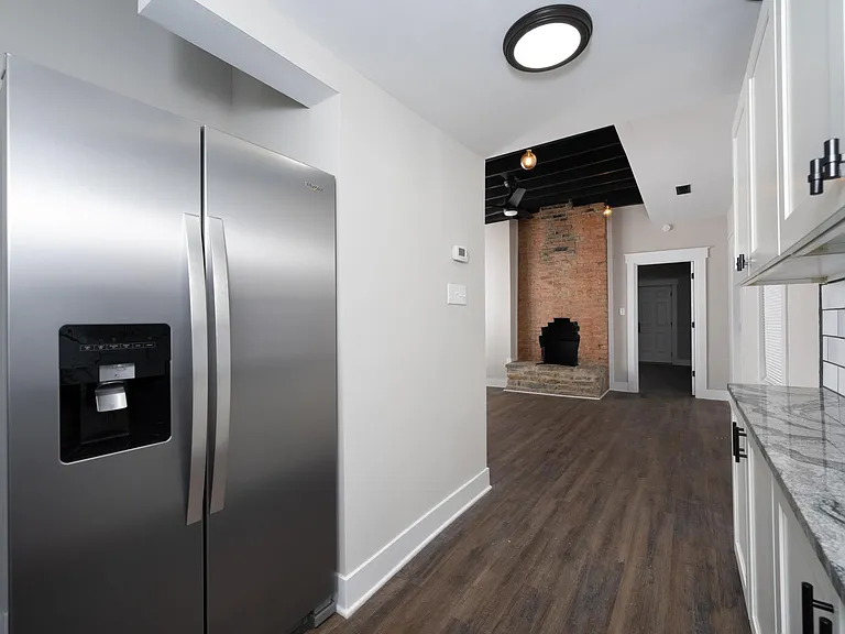 224 W 5th St — Photo 9