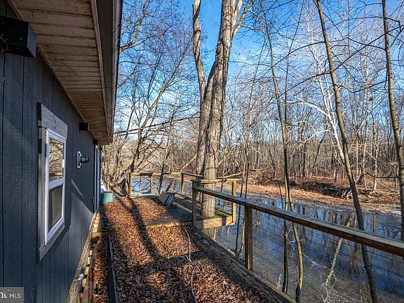 4th image of 448 Creek Ln