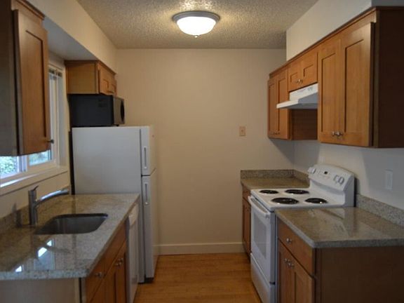 3rd image of 1649 NE Barberry Dr APT 14