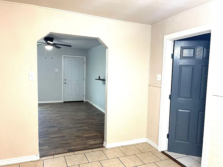 3921 Avenue H — Photo 9