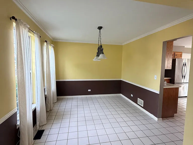 1604 Brighton Ln — Photo 2