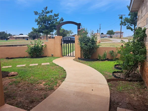 928 Hillside Rd, Sweetwater, TX 79556