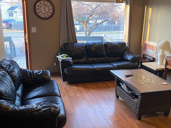 2nd image of 209 W Hawthorne Dr