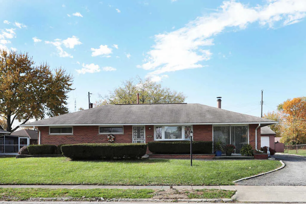 931 Stephen Dr W photo 1