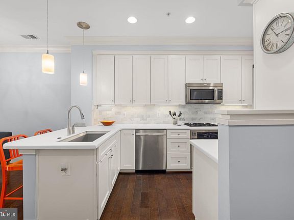 4th image of 808 Montgomery St