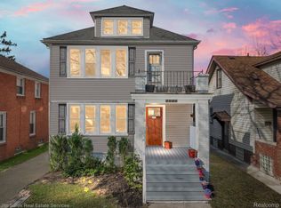 1375 Lakepointe St, Grosse Pointe Park, MI 48230