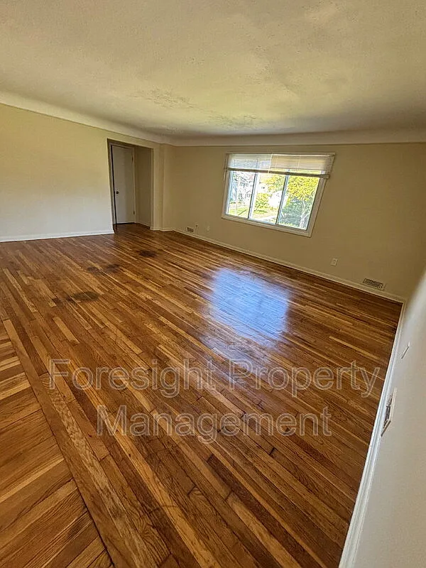 2 bed, 1.0 bath, $1,400 — Photo 4