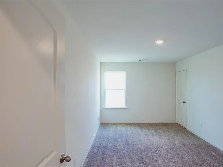 1004 Riverdale Cv — Photo 9