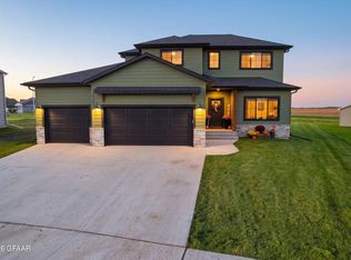 385 Wren Dr, Grand Forks, ND 58201