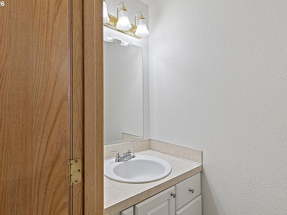 3rd image of 13949 Beavercreek Rd APT 102