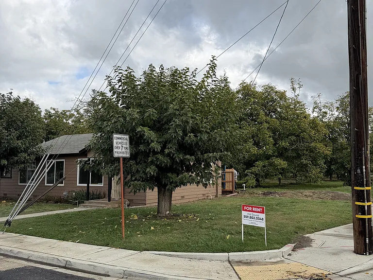 910 E Tulare Ave — Photo 3