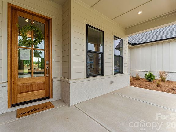3rd image of 1008 Courtney Ln #28