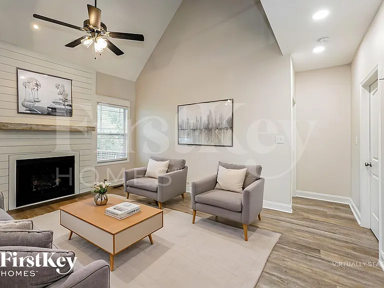 1025 Shirley Dr — Photo 4
