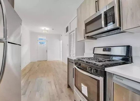 4th image of 1851 W Dickens Ave #2R