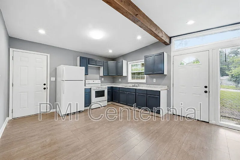 3 bed, 1.0 bath, 1052 sqft, $1,495 — Photo 2