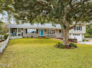 201 Oakleaf Dr, Pine Knoll Shores, NC 28512