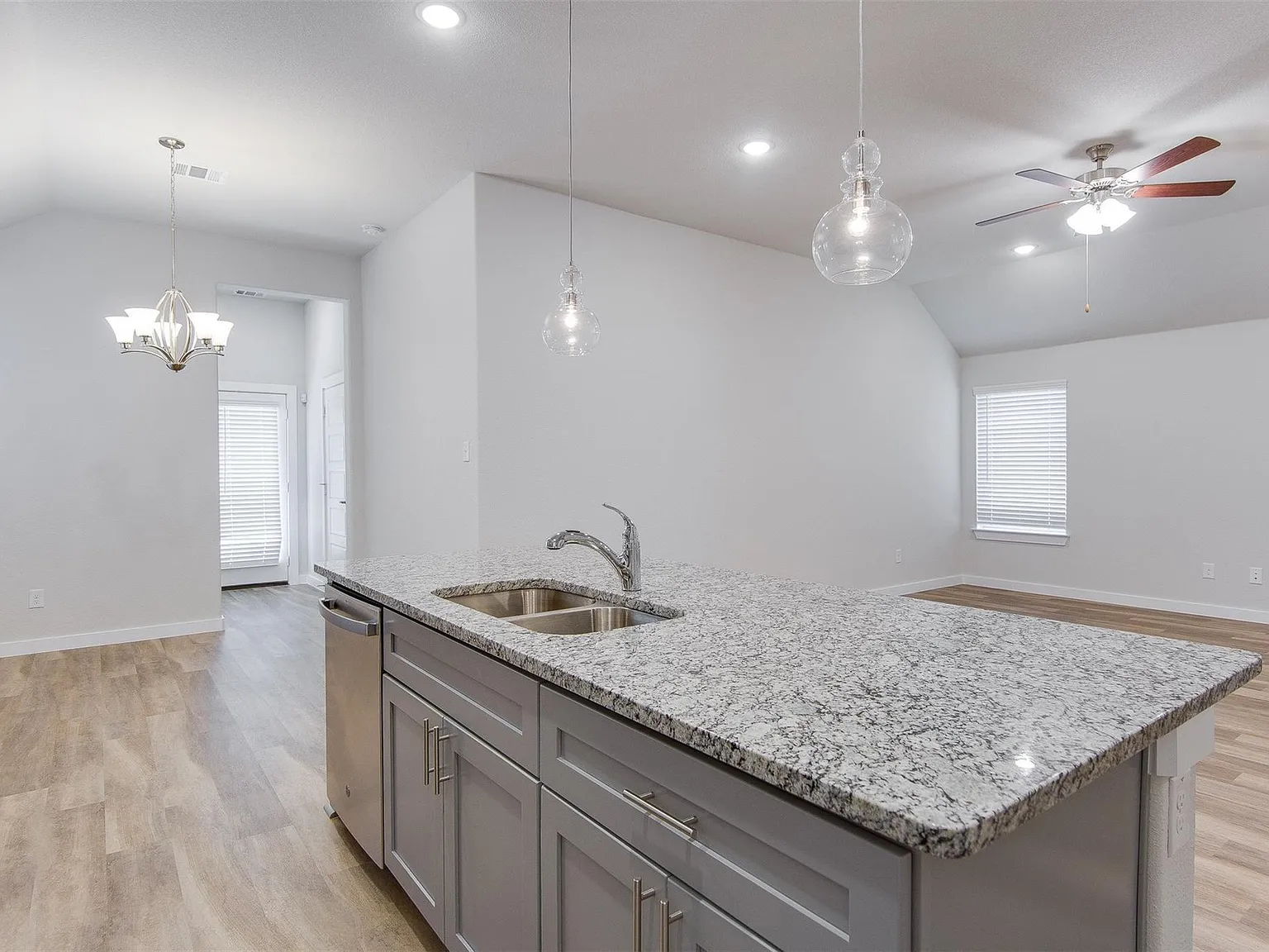 4 bed, 1883 sqft, $2,499 — Photo 2