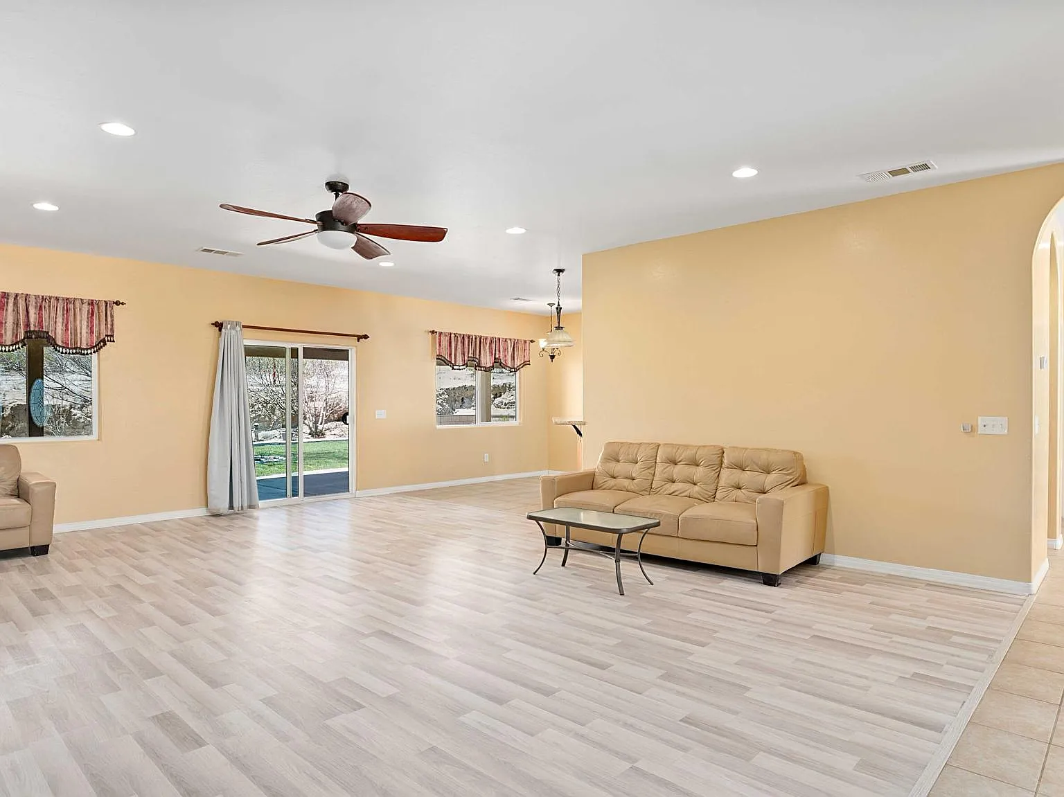 3 bed, 2303 sqft, $2,400 — Photo 2