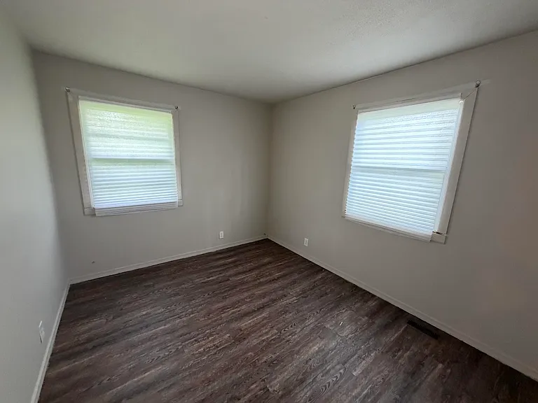 1612 Crestview Dr — Photo 10