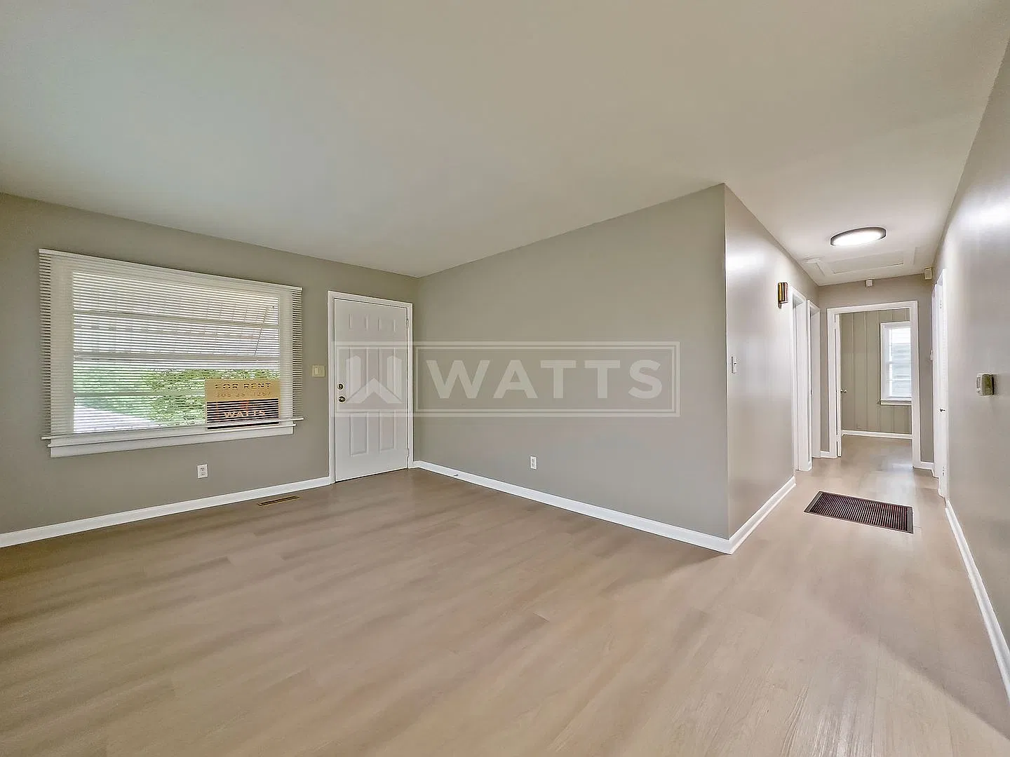 3-Bedroom with Renovated Bath in Oak Ridge Park Nieghborhood — Photo 4
