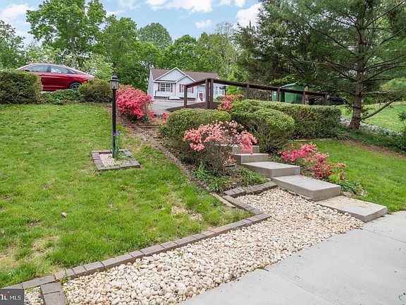 3rd image of 5 Yucca Dr