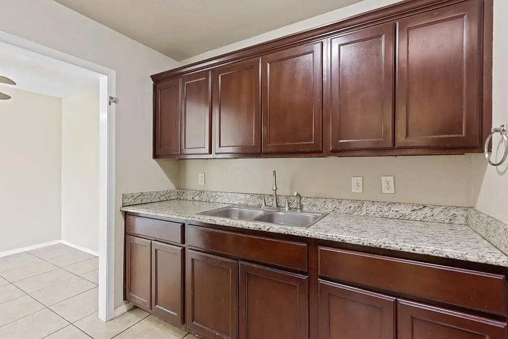 4 bed, 2.0 bath, 1184 sqft, $1,850 — Photo 4