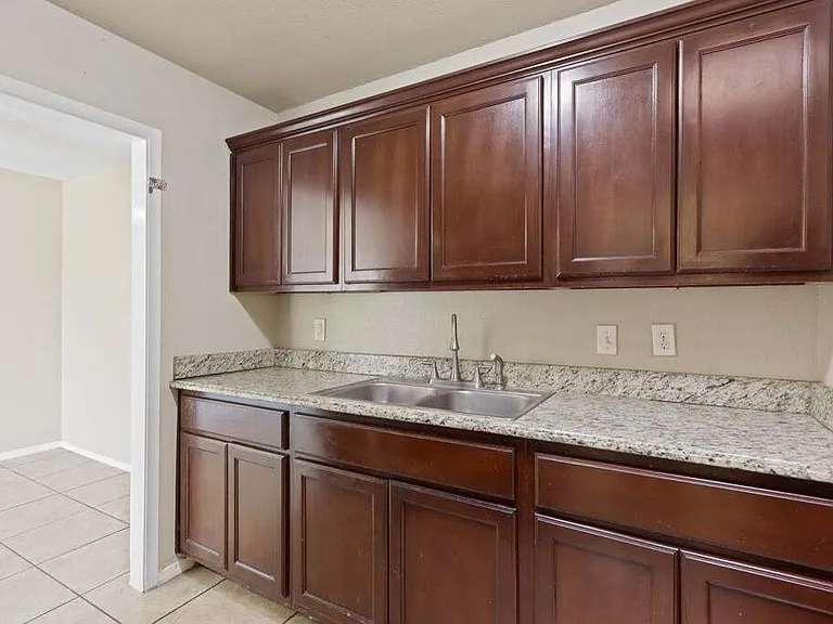 304 Carnival Dr — Photo 4