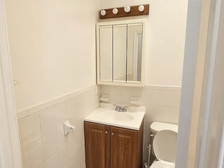2548 Oswego Ave — Photo 17