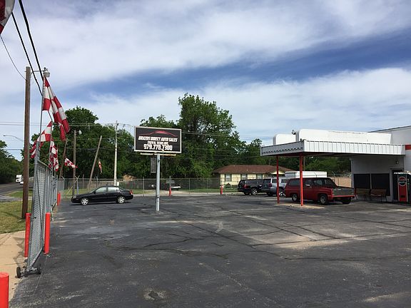 2nd image of 2929 N Texas Ave