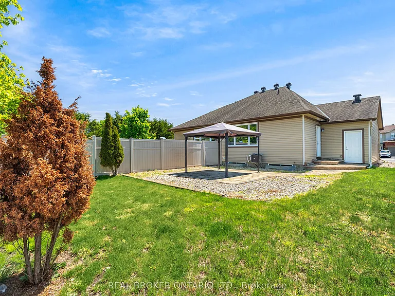 43 Claridge Dr — Photo 32