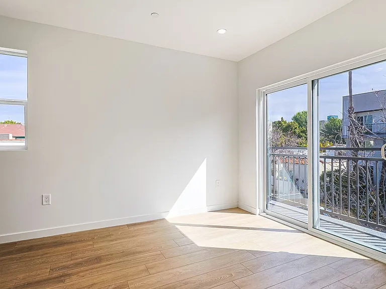 1227 N June St — Photo 44
