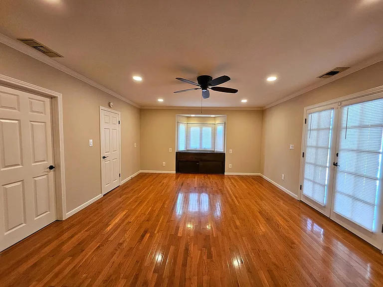 906 N Parish Pl — Photo 14