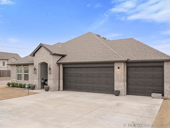3rd image of 6423 Goldenrod Ln