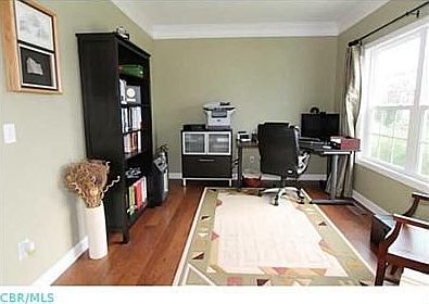 5th image of 137 Fox Glen Dr E