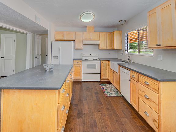 4th image of 1195 Manzanito Dr