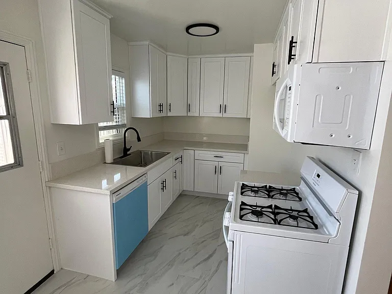 323 E Valencia Ave #B — Photo 9