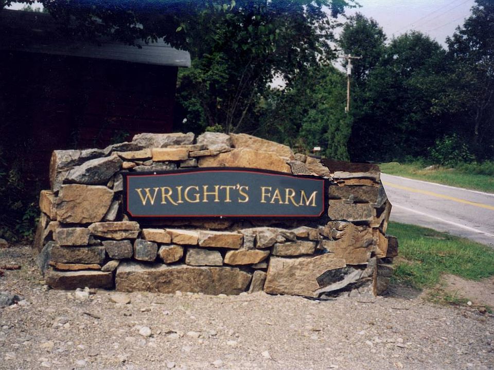 Entrance to Wrights Farm.