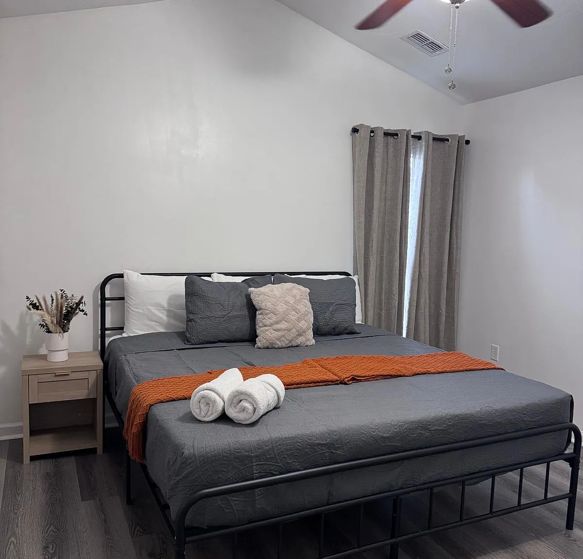 4 bed, 1710 sqft, $5,999 — Photo 2