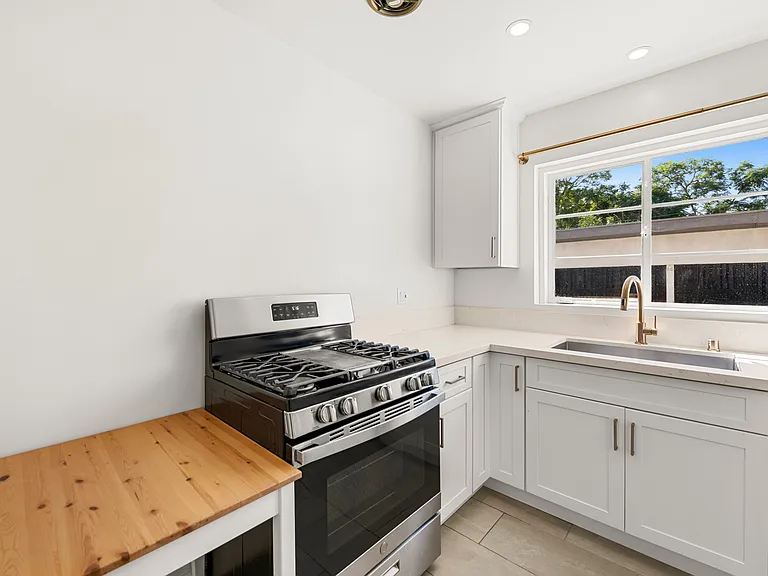 1717 Selby Ave — Photo 12