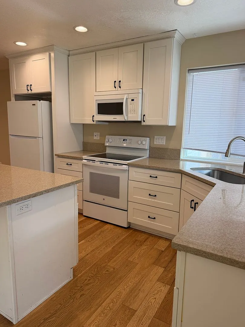 1633 Sieburg St NE — Photo 4